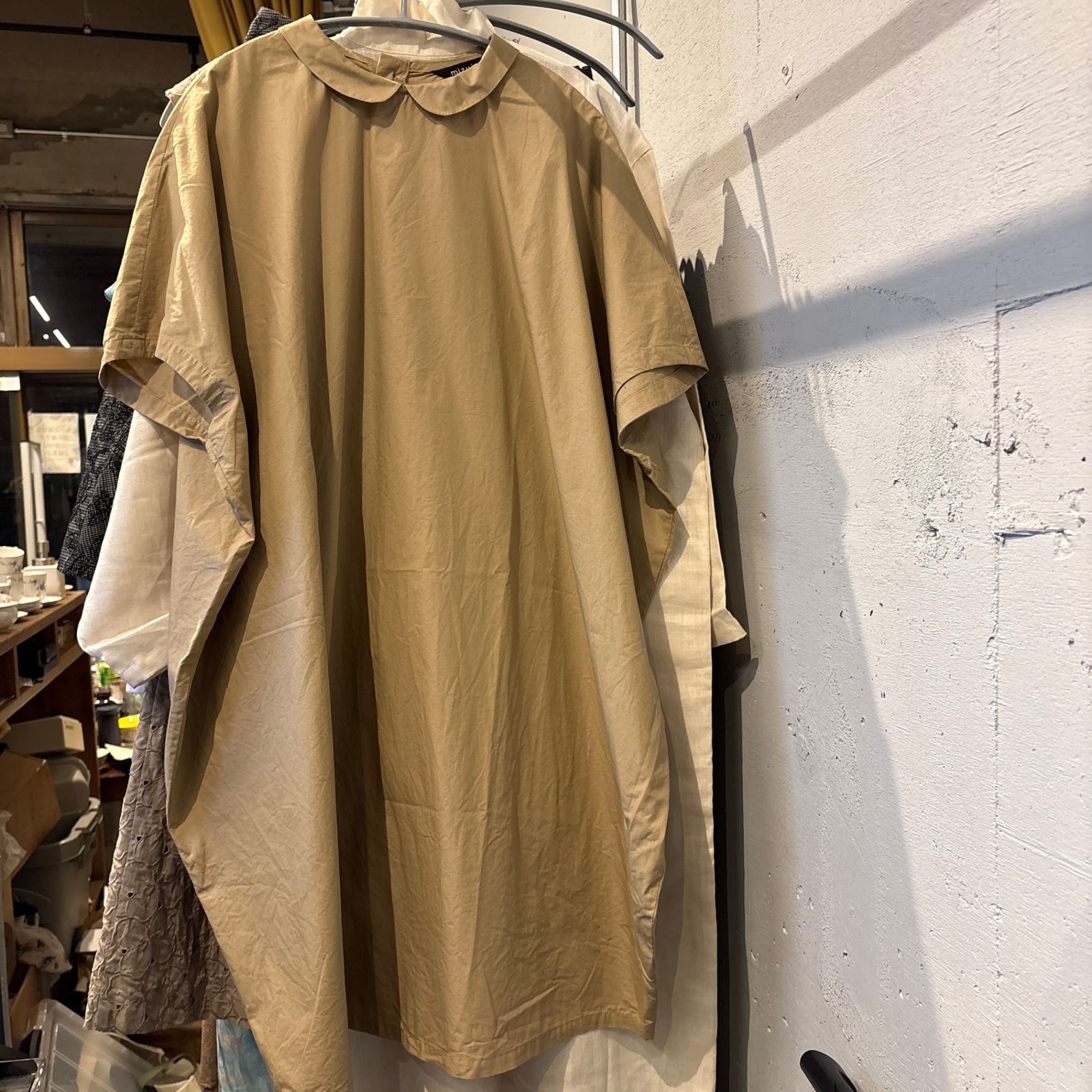 【東あずま店　併売品】　 mizuiro ind ミズイロインド　ワンピース　ベージュ　beige　丸襟　お呼ばれ　デート　オフィスカジュアル　食事会　無地　丸襟