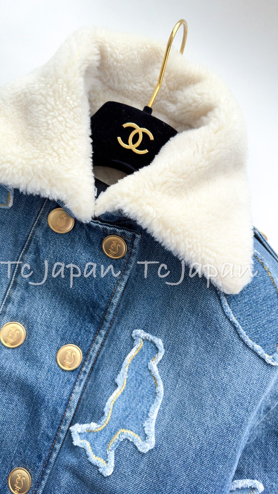 シャネル ジャケット コート CHANEL ブルー デニム ボア襟 アウター ココマーク ボンバージャケット カールラガーフェルド 超美品 34 36 38 シャネル ジャケット コート CHANEL ブルー デニム ボア襟 アウター ココマーク ボンバージャケット カールラガーフェルド 超美品 34 36 38