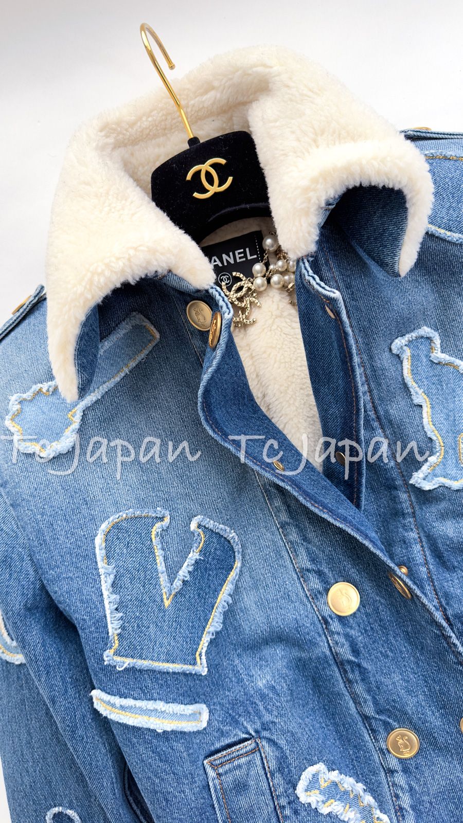 シャネル ジャケット コート CHANEL ブルー デニム ボア襟 アウター ココマーク ボンバージャケット カールラガーフェルド 超美品 34 36 38 シャネル ジャケット コート CHANEL ブルー デニム ボア襟 アウター ココマーク ボンバージャケット カールラガーフェルド 超美品 34 36 38