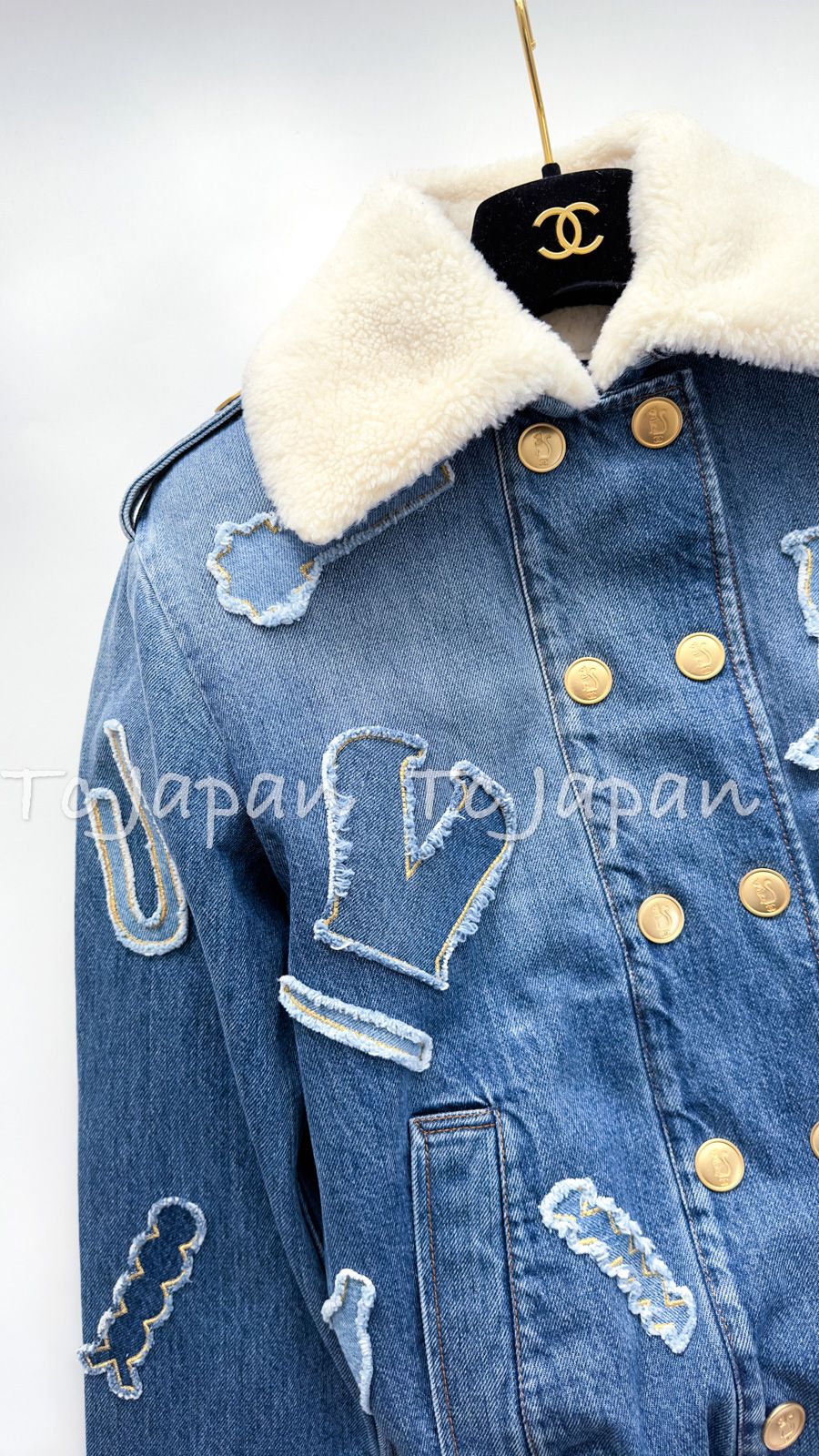 シャネル ジャケット コート CHANEL ブルー デニム ボア襟 アウター ココマーク ボンバージャケット カールラガーフェルド 超美品 34 36 38 シャネル ジャケット コート CHANEL ブルー デニム ボア襟 アウター ココマーク ボンバージャケット カールラガーフェルド 超美品 34 36 38