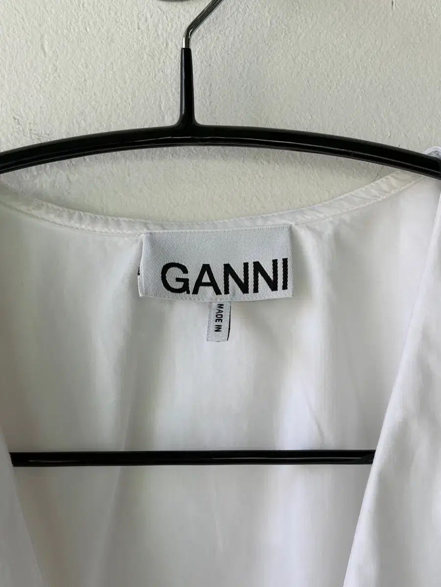 GANNI ガニー 白 ポプリン Vネック シャツ 55-66