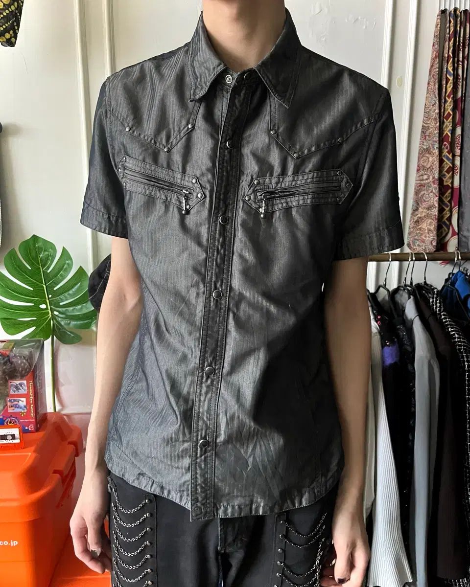 HIDEWAYS 日本 ヴィンテージ メタリック スタッズ ロックシーク ゴシック Tシャツ