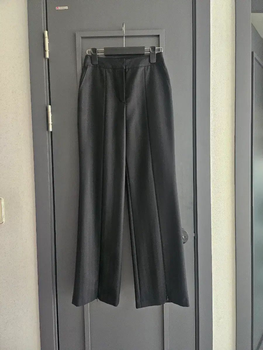 THE ILMA ブラック スラックス パンツです。新品 S