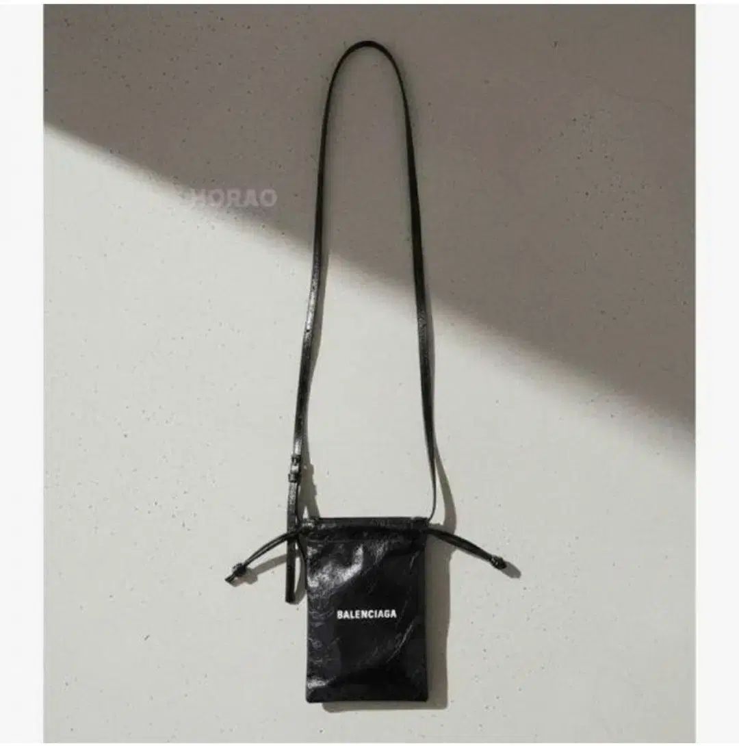 バレンシアガ 携帯ホルダー クロスバック 出品