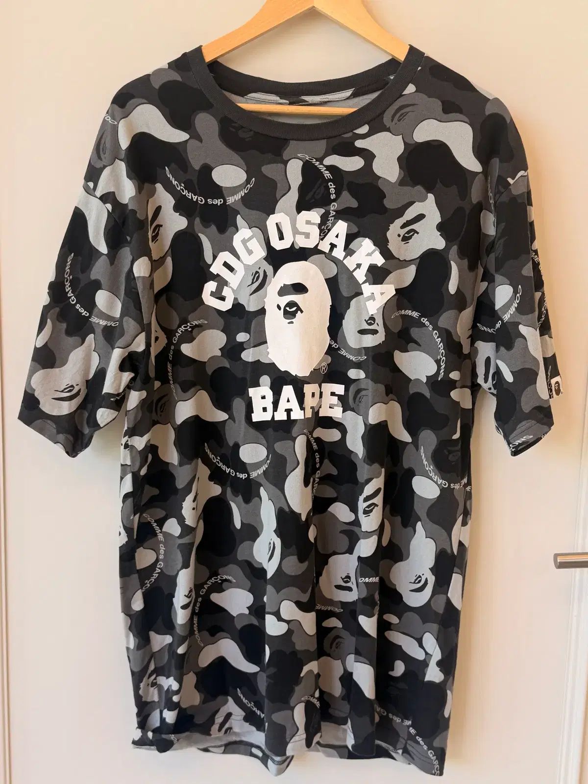 A BATHING APE x コム・デ・ギャルソン 大阪 カモフラージュ カレッジ Tシャツ