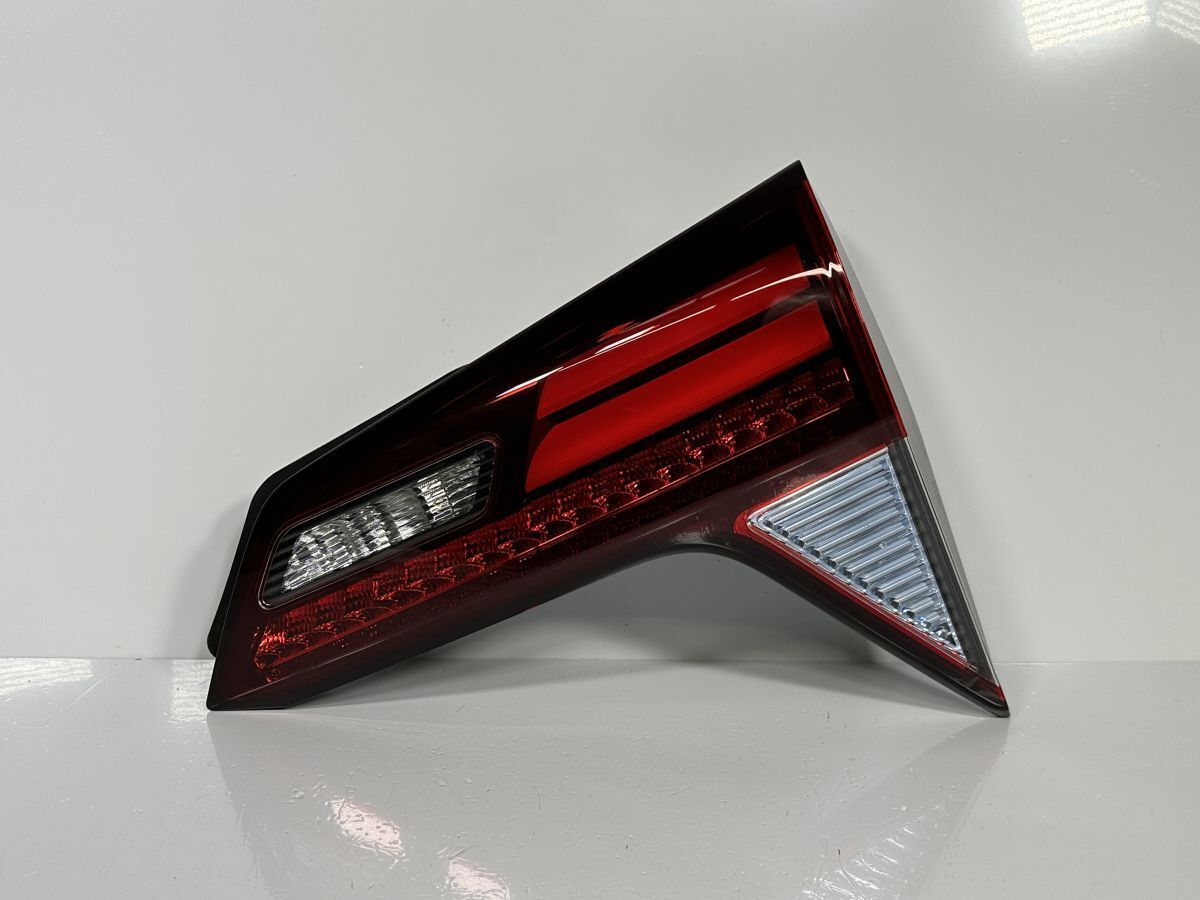 美品/破損キズなし ヴェゼル RU3 RU4 前期 純正 右フィニッシャーランプ Assy テール 内側 RH LED 34150-T7B-J11 132-62164 J1 管理35627