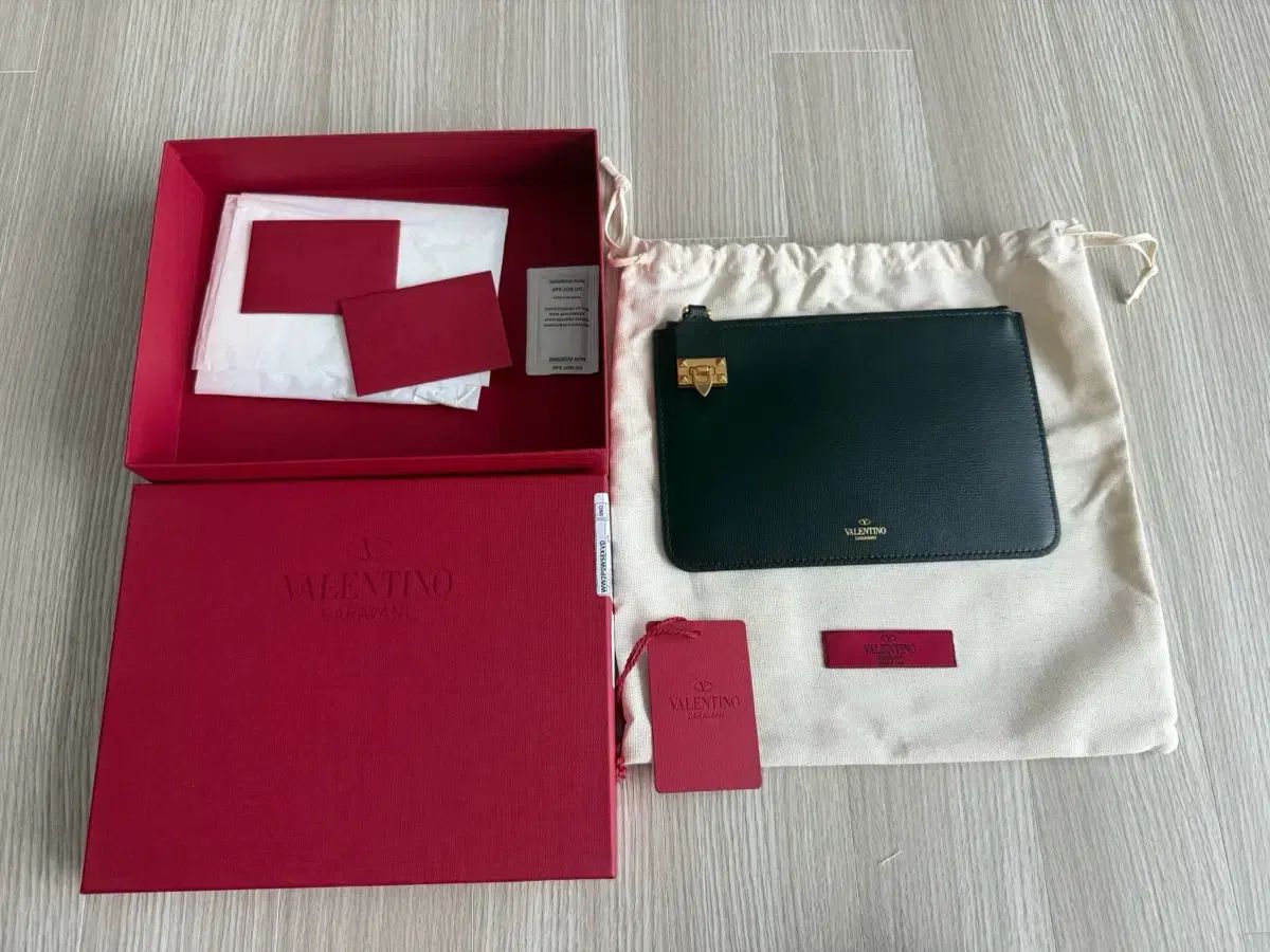 ヴァレンティノ クラッチバッグ 新品 スモールサイズ