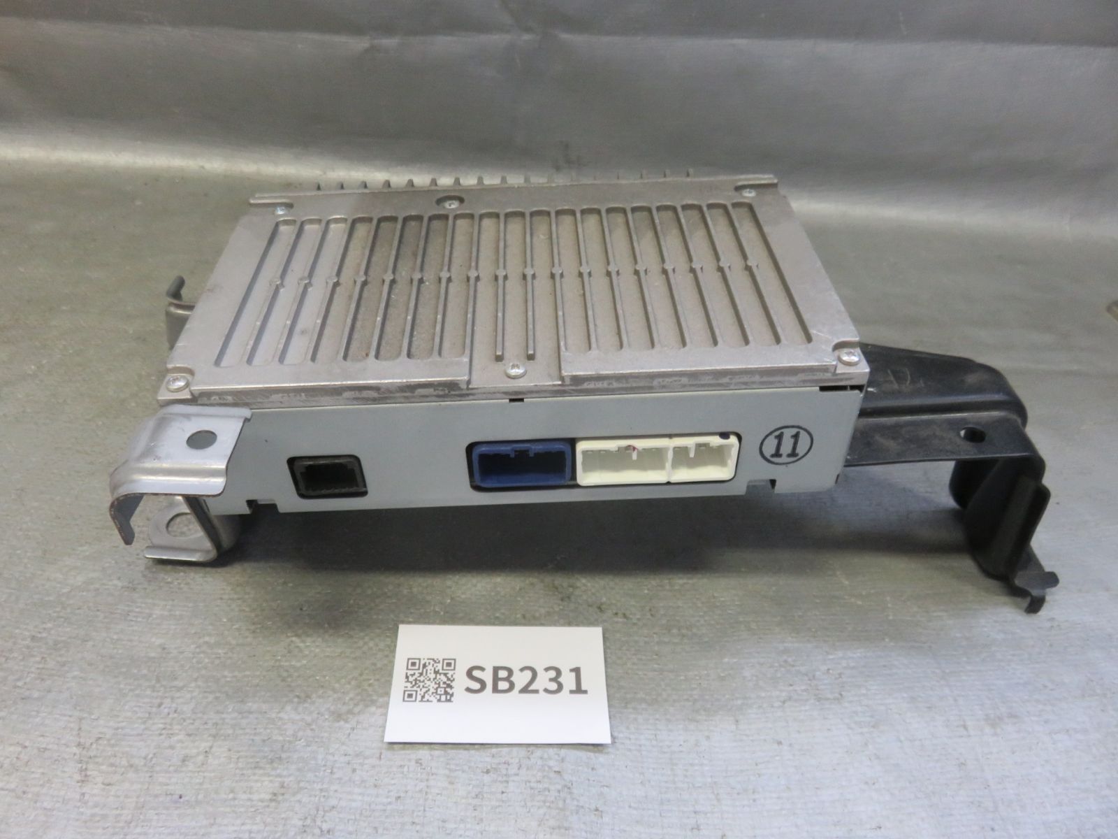 トヨタ 純正 アンプ 86280-28250 AHR20 トヨタ純正 オーディオアンプ