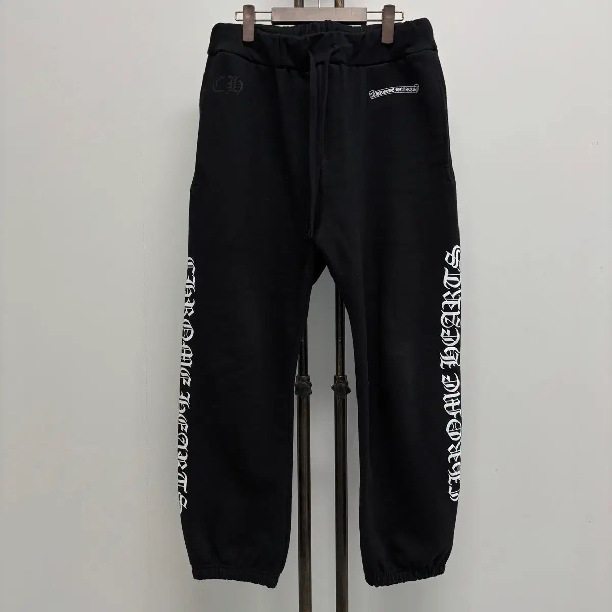 M CHROME HEARTS スクロールレーベル トレーニング パンツ