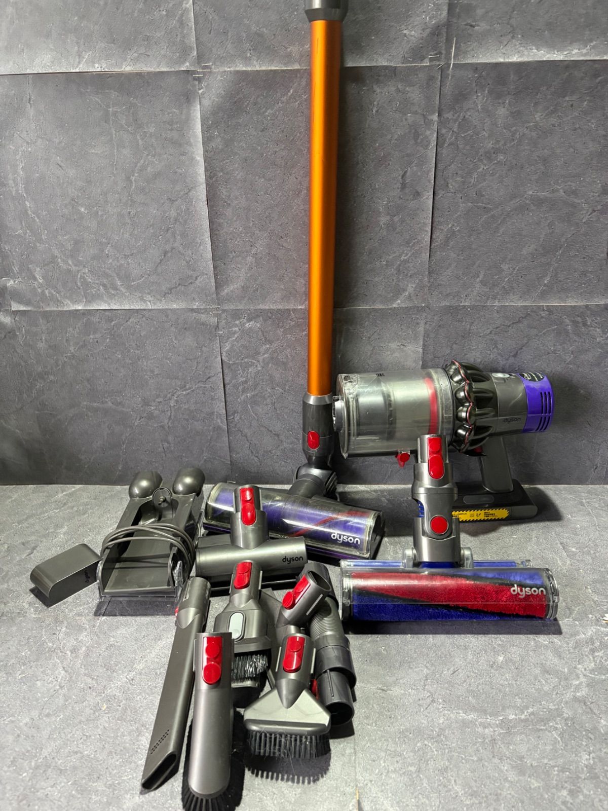⑧ ♦︎ ダイソン　コードレスクリーナー　V10 SV12 現状品　簡易洗浄済み　アタッチメント多数