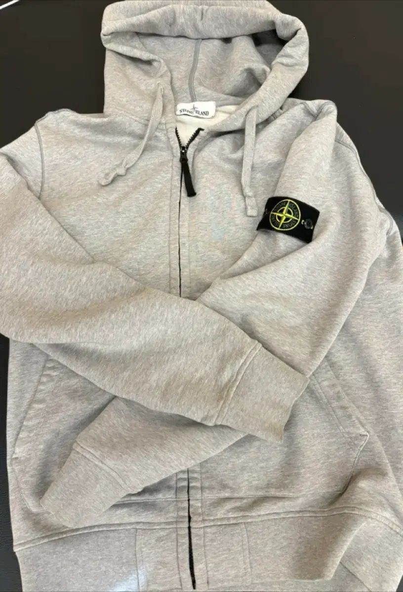 L ストーンアイランド フードジップアップ + アミ フードTシャツ