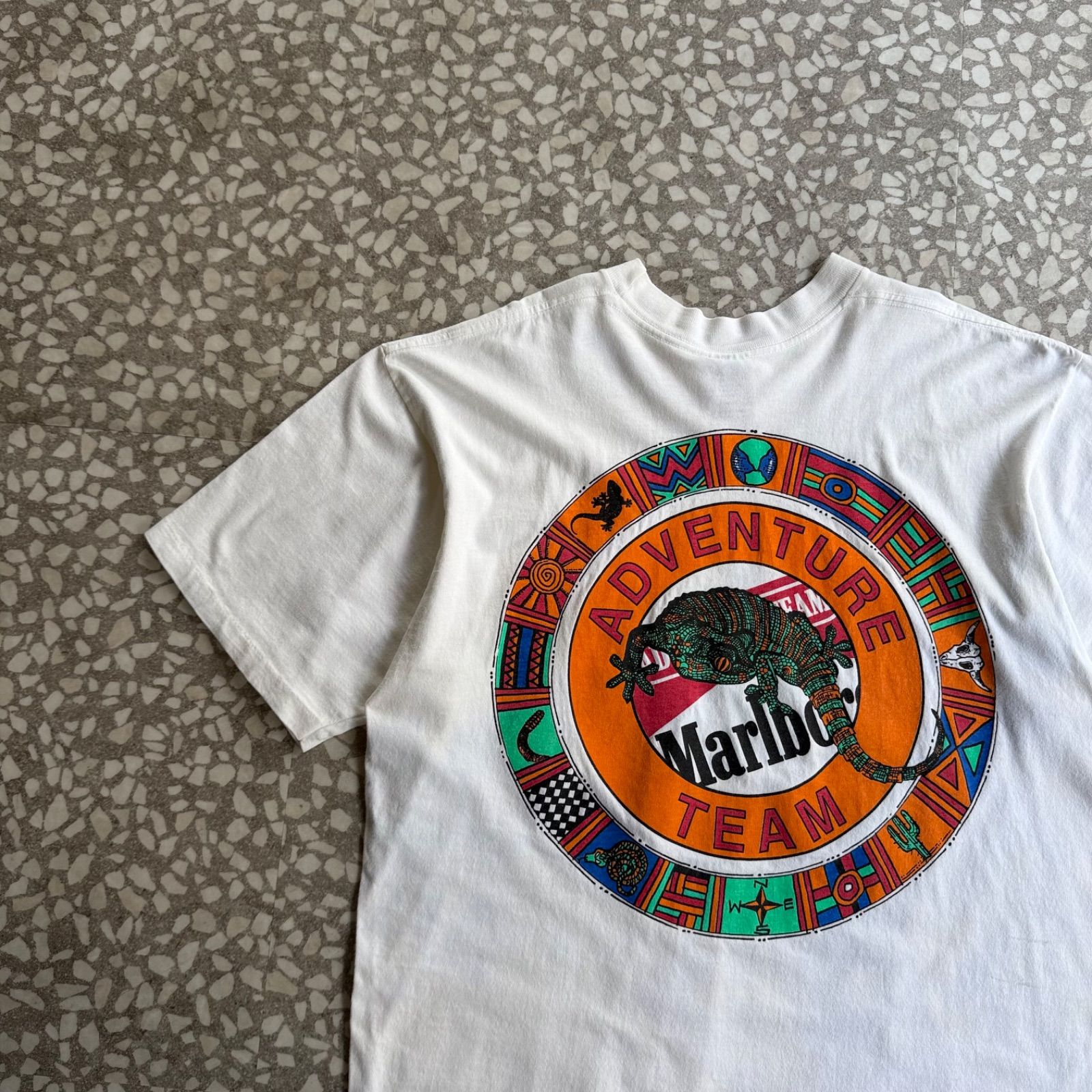 Marlboro / 90’s ADVENTURE TEAM Tee size XL マルボロ　バックプリントTシャツ　ポケT オーバーサイズ　タバコ　リザード　コヨーテ　シングルステッチ　半袖　ストリート　白