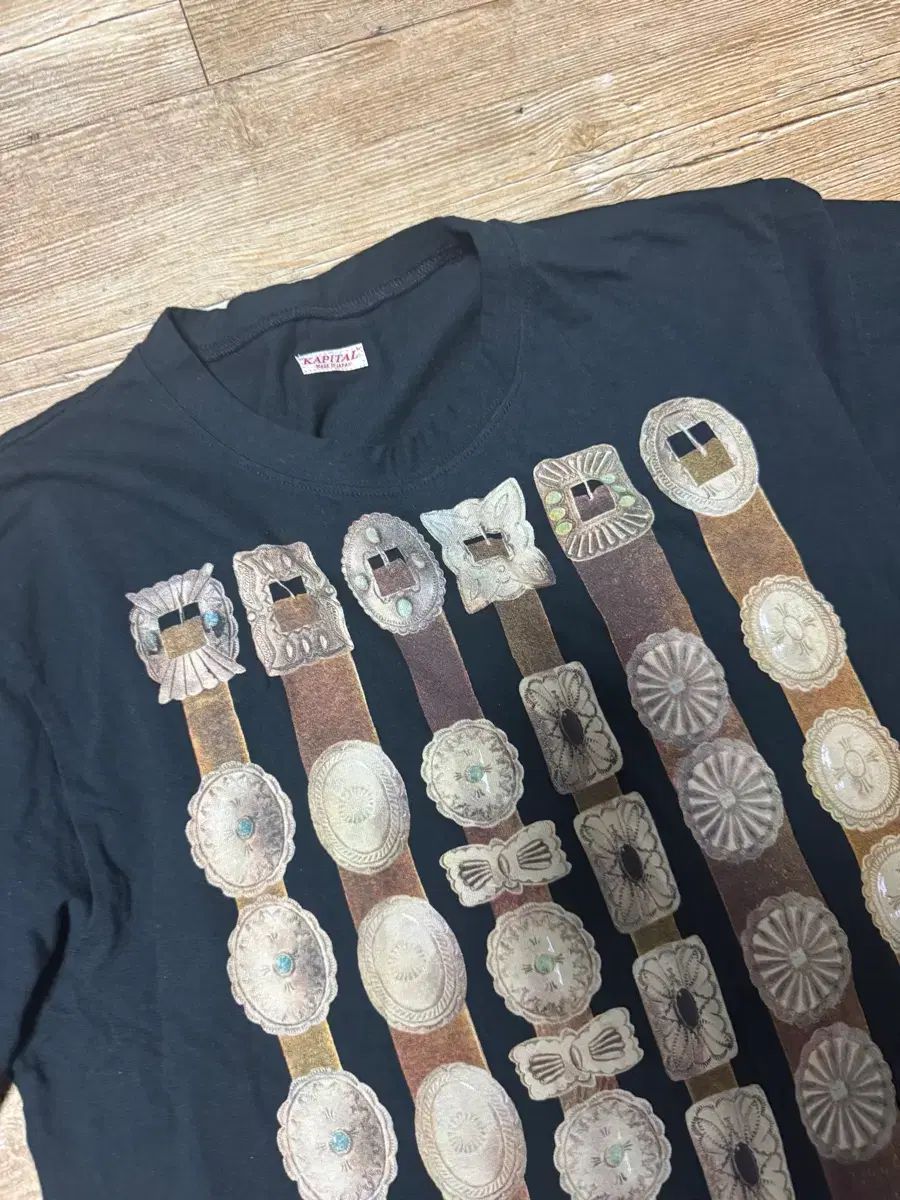 KAPITAL ブラック コンチョ ベルト プリンティング Tシャツ