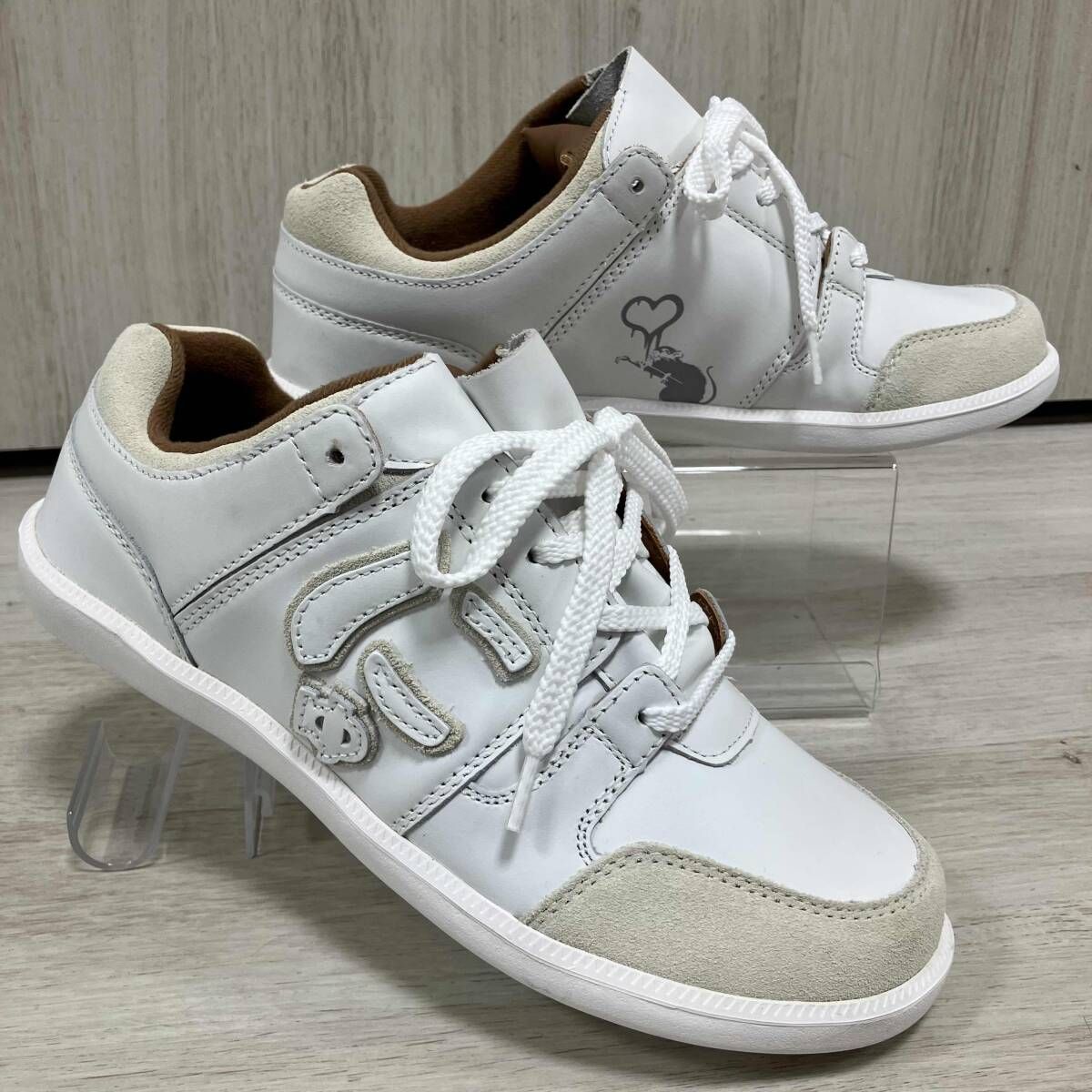 via SANGACIO BRANDALISED/ スニーカー　サンガッチョ×バンクシー コラボスニーカー にゅ〜ず ホワイト　白　入手困難　抽選販売　24㎝
