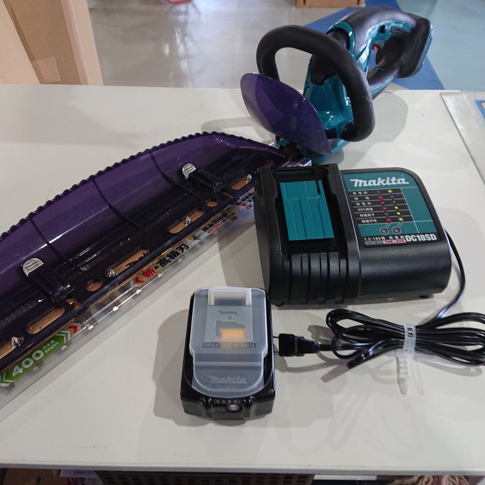 MAKITA マキタ 400ミリ充電式生垣バリカン 18V3Ah バッテリ・充電器付 MUH407DSF 青