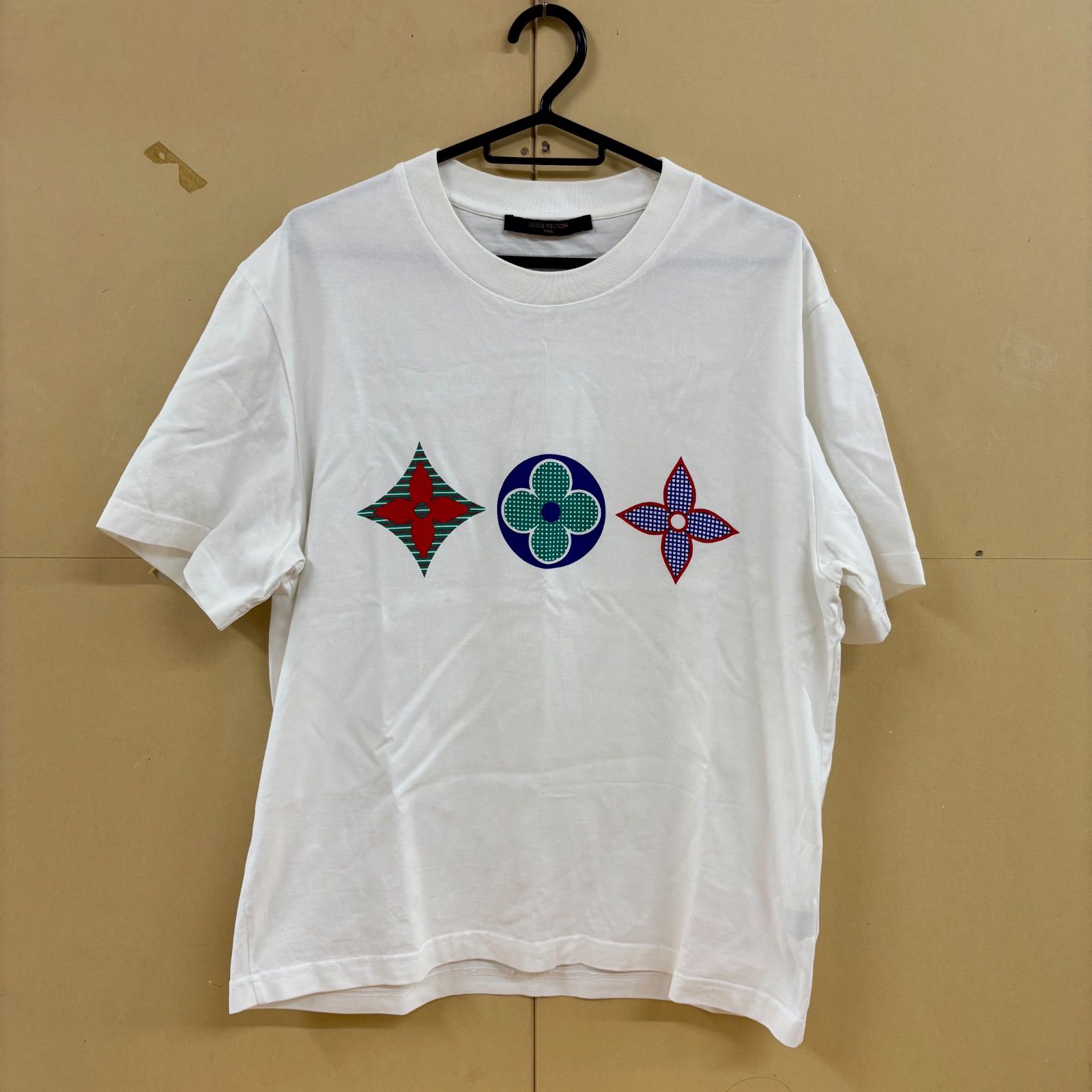 (b) ルイヴィトン LOUIS VUITTON モノグラム フラワー 近年モデル Tシャツ 半袖 マルチカラー メンズ レディース 白 ホワイト Mサイズ /10098
