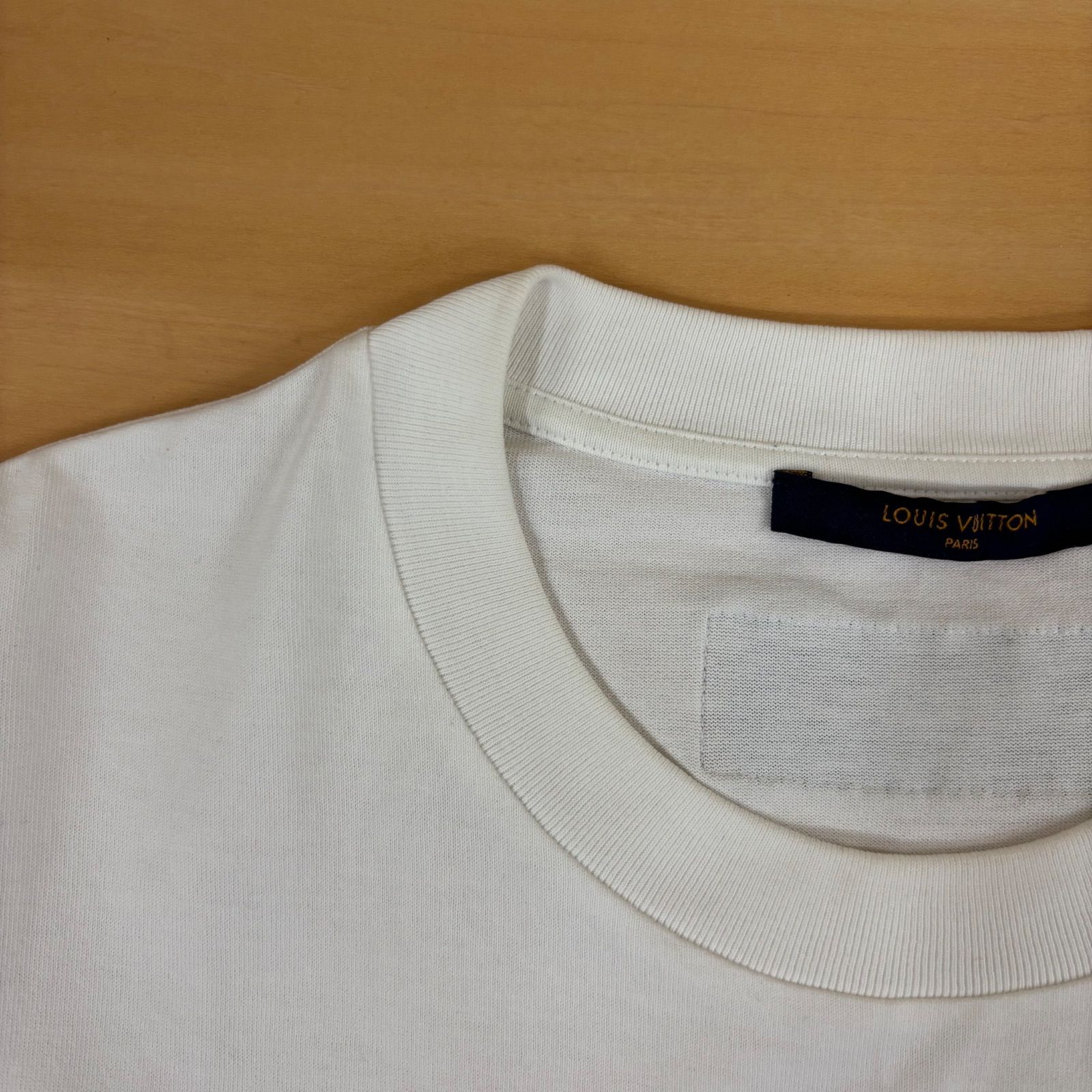 (b) ルイヴィトン LOUIS VUITTON モノグラム フラワー 近年モデル Tシャツ 半袖 マルチカラー メンズ レディース 白 ホワイト Mサイズ /10098