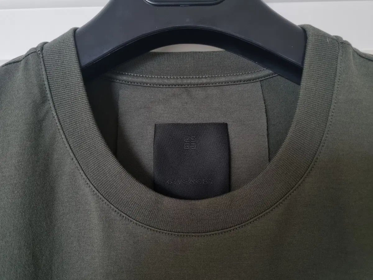 百貨店購入 Givenchy ジバンシィ 4G ロゴ 半袖 Tシャツ カーキ 百貨店購入 Givenchy ジバンシィ 4G ロゴ 半袖 Tシャツ カーキ