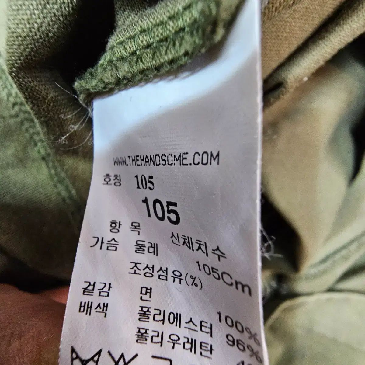 TIME HOMME サイド ジッパー デザインテープ カーキ ラウンド Tシャツ 商品説明: The HANDSOME の TIME HOMME サイド ジッパー デザインテープ カーキ ラウンド Tシャツ 商品説明: The HANDSOME の