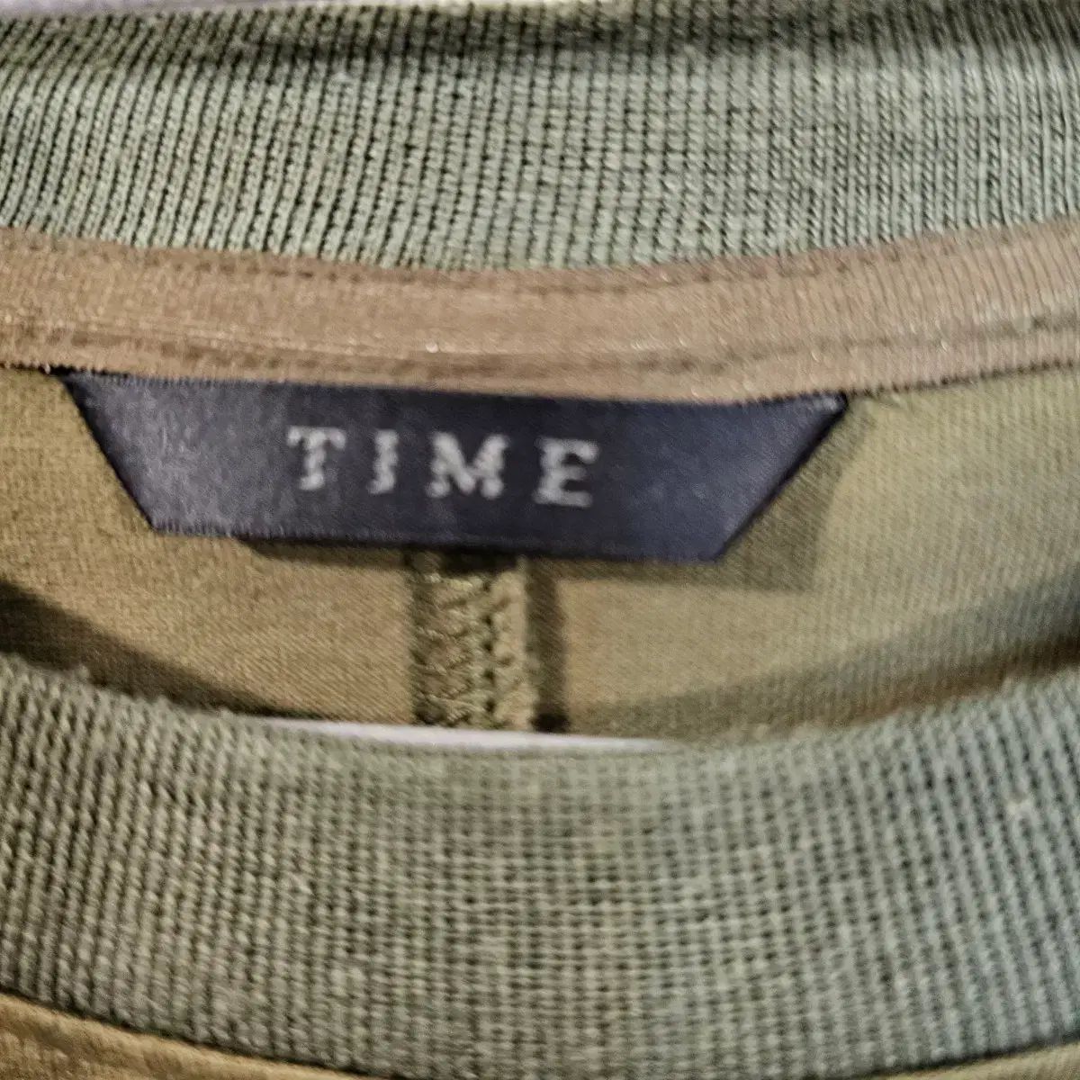 TIME HOMME サイド ジッパー デザインテープ カーキ ラウンド Tシャツ 商品説明: The HANDSOME の TIME HOMME サイド ジッパー デザインテープ カーキ ラウンド Tシャツ 商品説明: The HANDSOME の