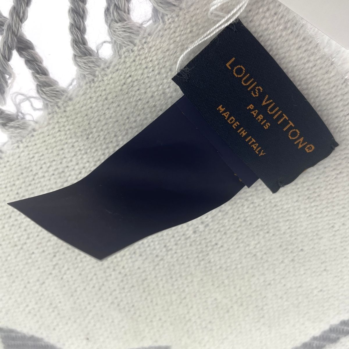 LOUIS VUITTON ルイヴィトン マフラー/エセンシャル   M77727/MR0223   グレー ユニセックス / 241011013279 LOUIS VUITTON ルイヴィトン マフラー/エセンシャル M77727/MR0223