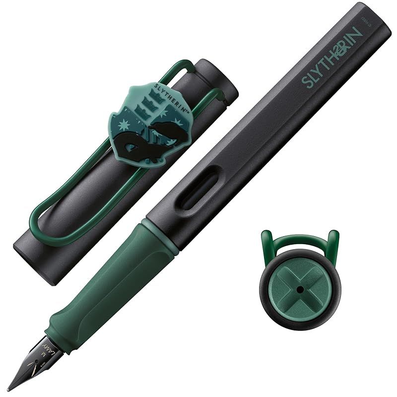 【新品】 Lamy Safari ハリーポッター スリザリン 万年筆 ? 家紋付き特別版万年筆 ? 極細幅のスチールペン先 ? 人間工学に基づいたグリップ付き ? T10ブルーインクカートリッジ付き ? 右利き用 1