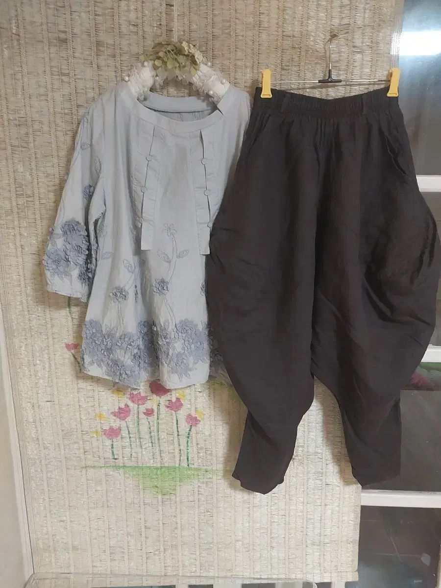 フラワー花装飾ブラウス + バギーパンツ セット