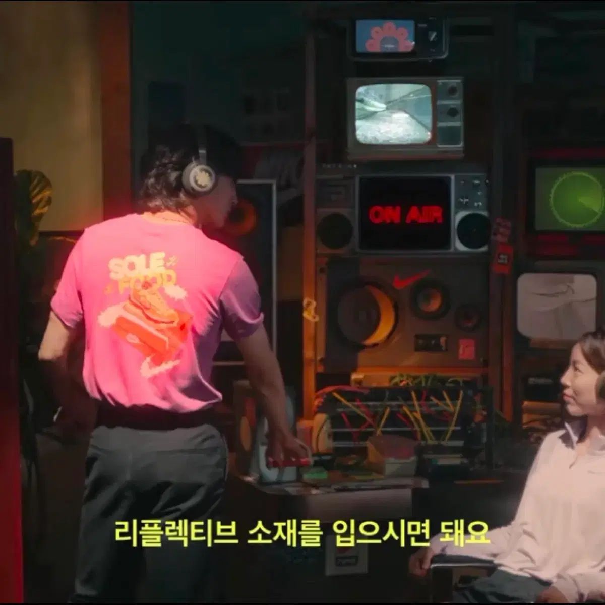 JANNABI チェ・ジョン 着用 NIKE ハンバーガー グラフィック Tシャツ DN5178-507