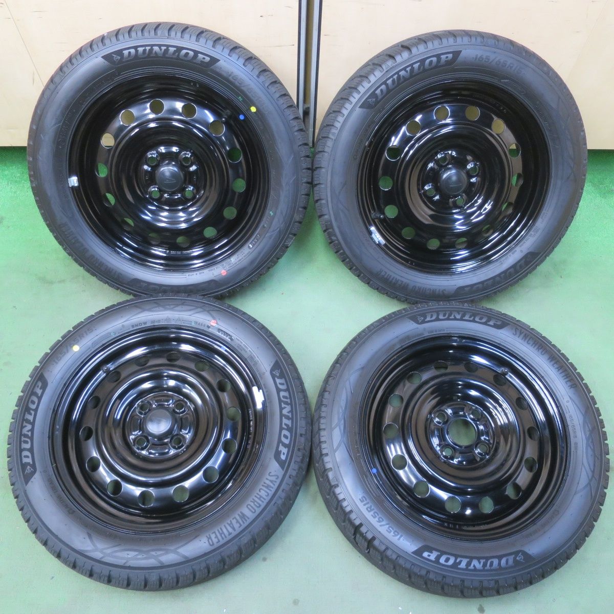 ほぼ未使用！25年！キレイ★ダイハツ タフト 純正 スチール 165/65R15 スタッドレス ダンロップ SYNCHRO WEATHER 15インチ PCD100/4H★6042903イス