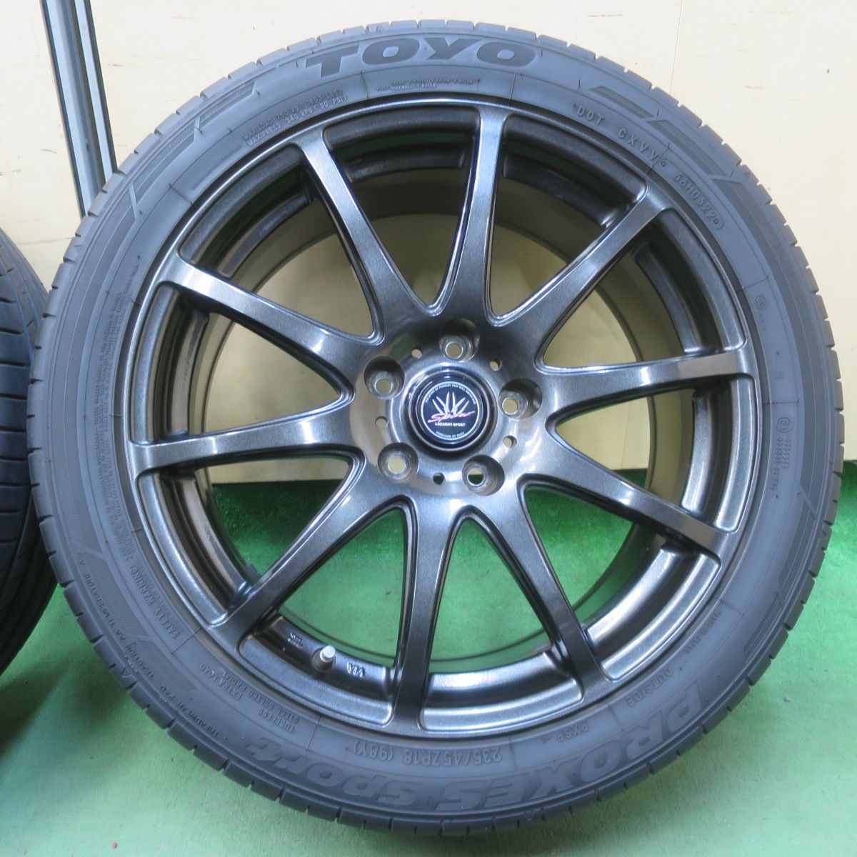 バリ溝！22年！キレイ！8.5分☆LOXARNY SPORT 235/45R18 トーヨー 