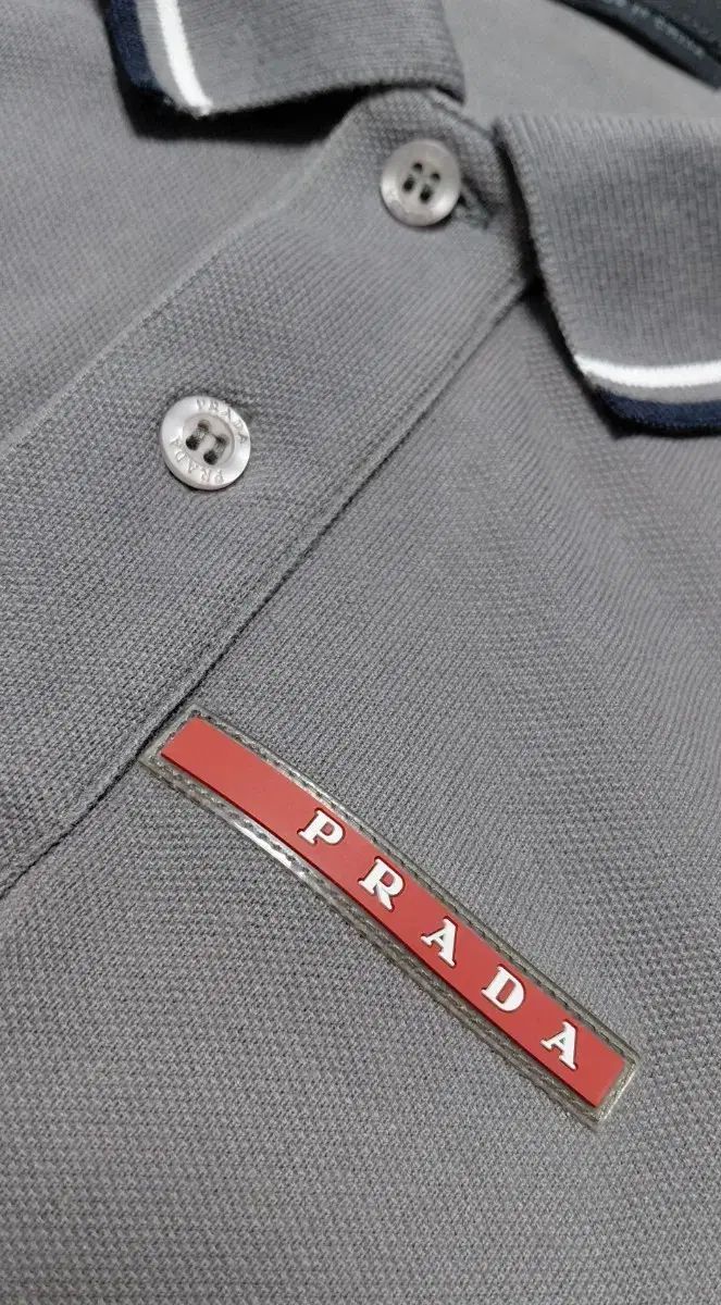 L PRADA レッド ロゴ バイカラー ポロ 半袖 シャツ (チャコール グレー)