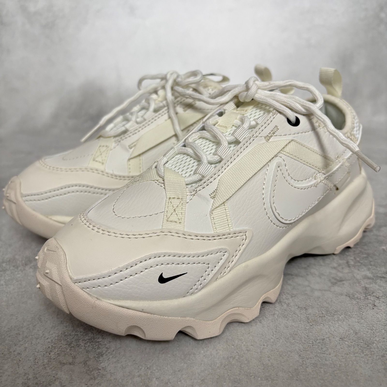 NIKE TC 7900 スニーカー ウィメンズ 23.5cm オフホワイト 厚底 ボリュームソール 極美品 ダッド シューズ 靴