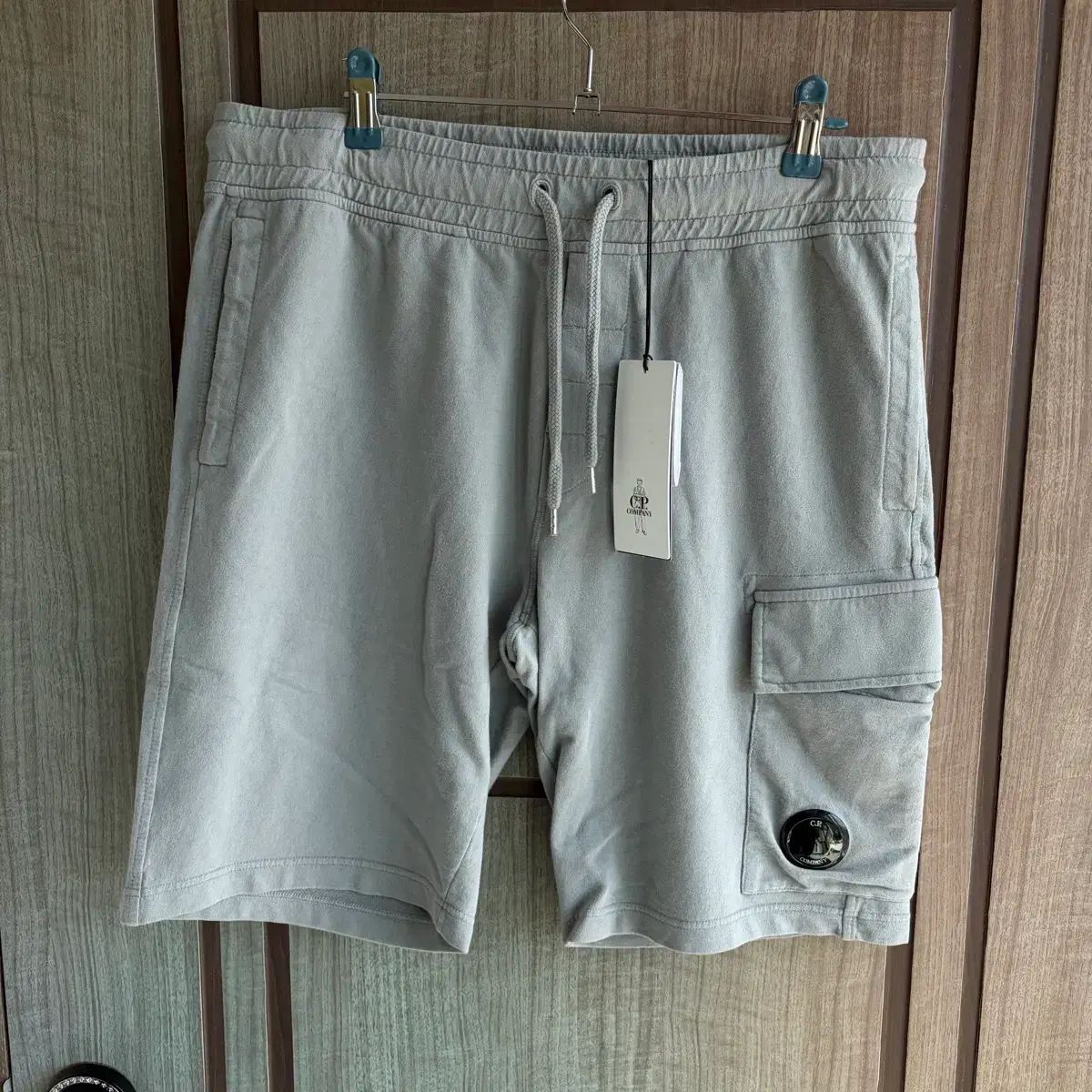 新品 (M) C.P. COMPANY シーピーカンパニー レンズ カーゴ スウェット ハーフパンツ グレー