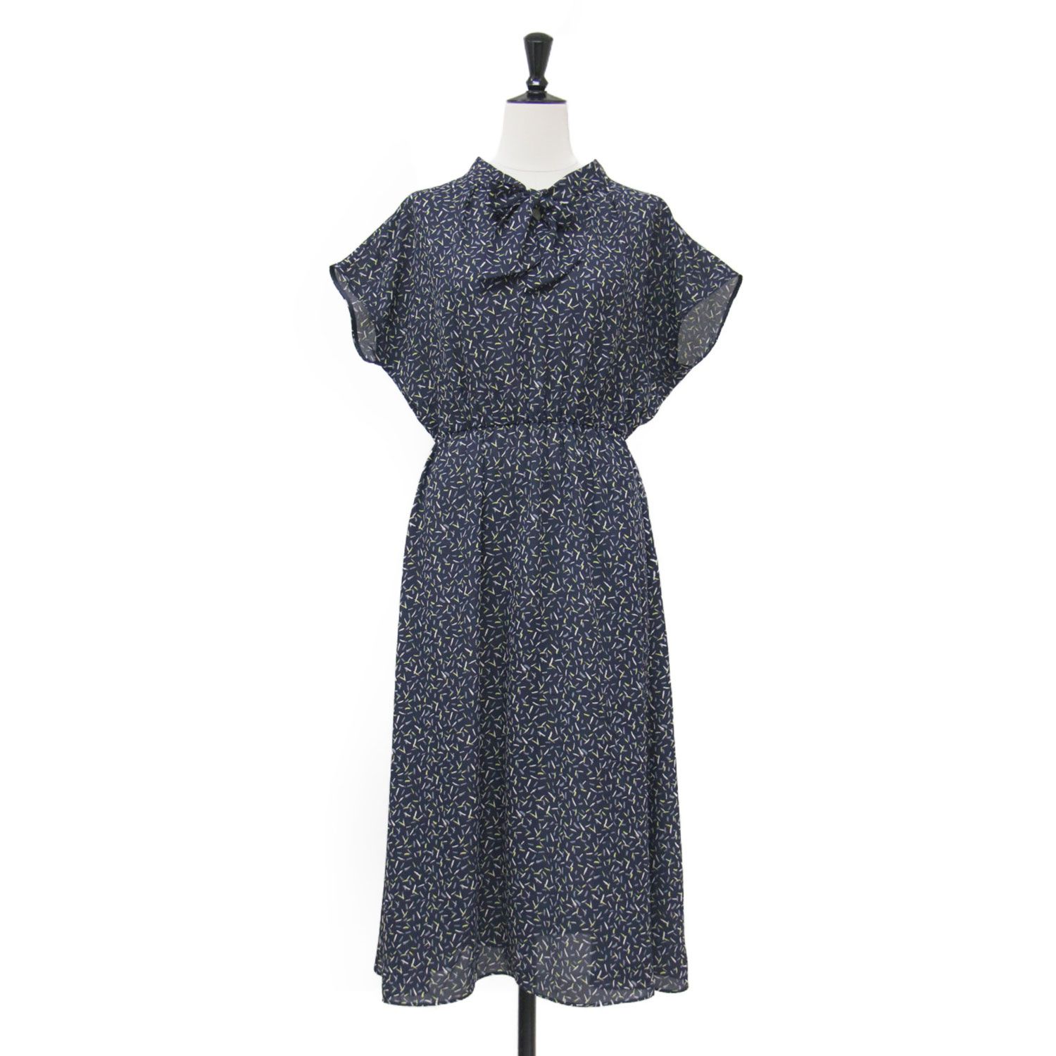 【美品】UNTITLED アンタイトル ワンピース ネイビー 紺 サイズ:2(M) | 23春夏 フェザープリント ボウタイワンピース / ドレス | Aライン フレア Vネック スタンドカラー 半袖 総柄 | トップス 日本製【レディース】【中古】