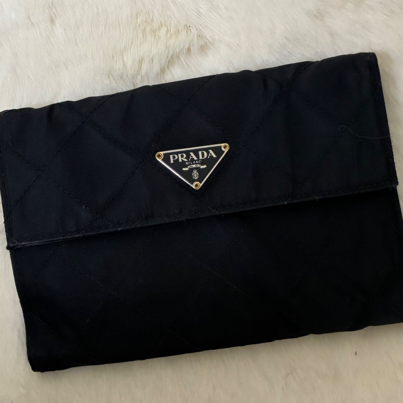 プラダ　PRADA　三角ロゴプレート　ブラックキルティングステッチ　ナイロンレザー　2つ折り財布