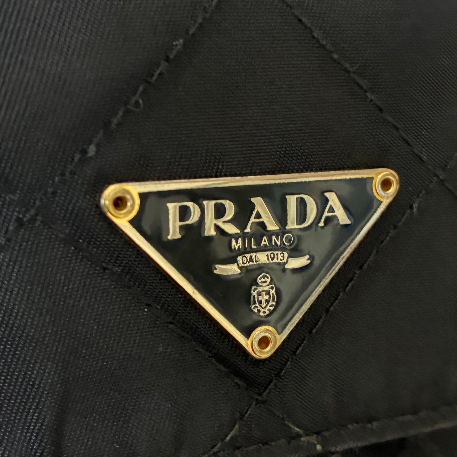 プラダ　PRADA　三角ロゴプレート　ブラックキルティングステッチ　ナイロンレザー　2つ折り財布