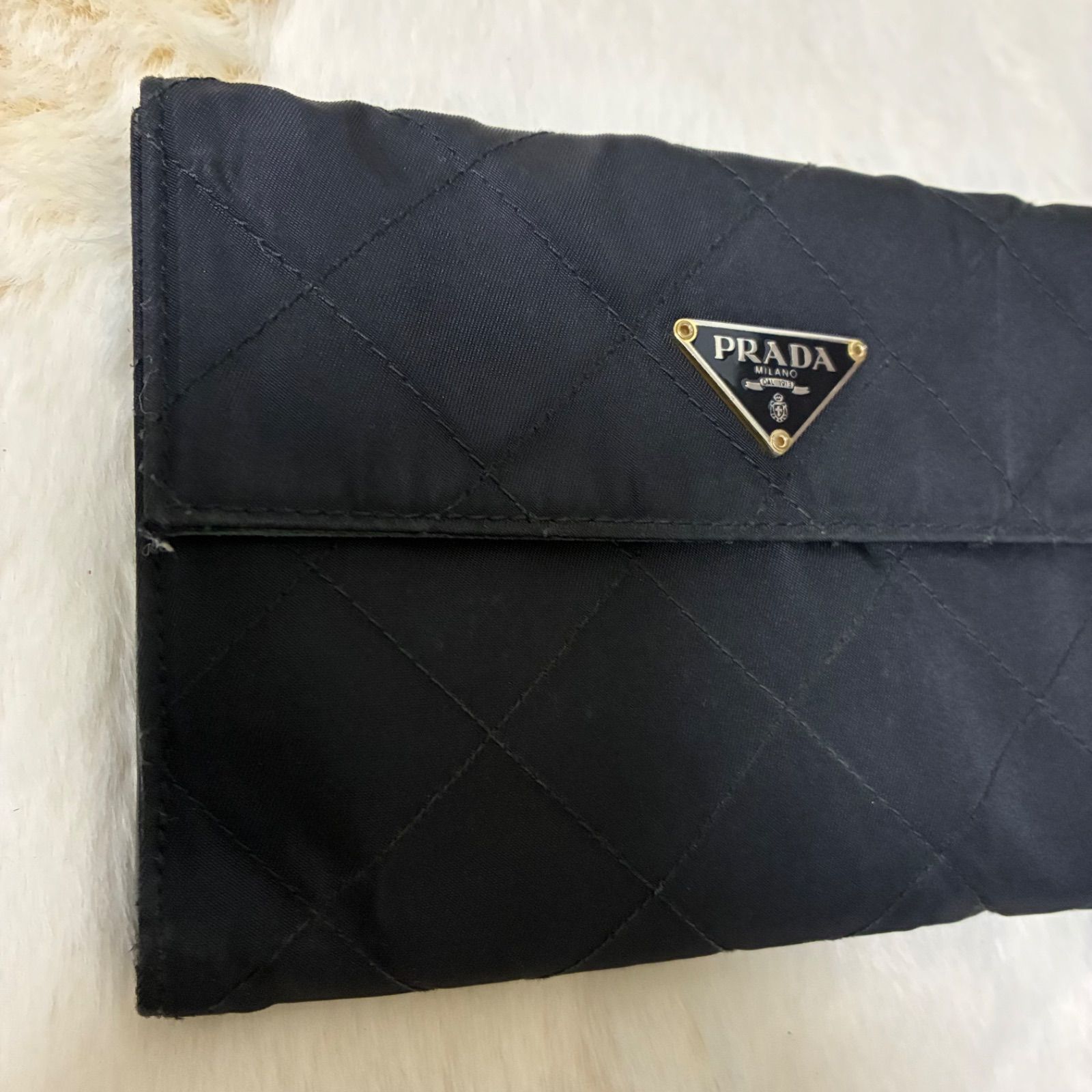 プラダ PRADA 三角ロゴプレート ブラックキルティングステッチ