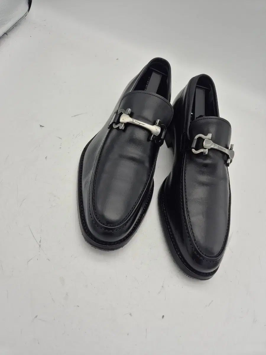 FERRAGAMO フェラガモ ブラック ガンチーニ ローファー メンズ 靴