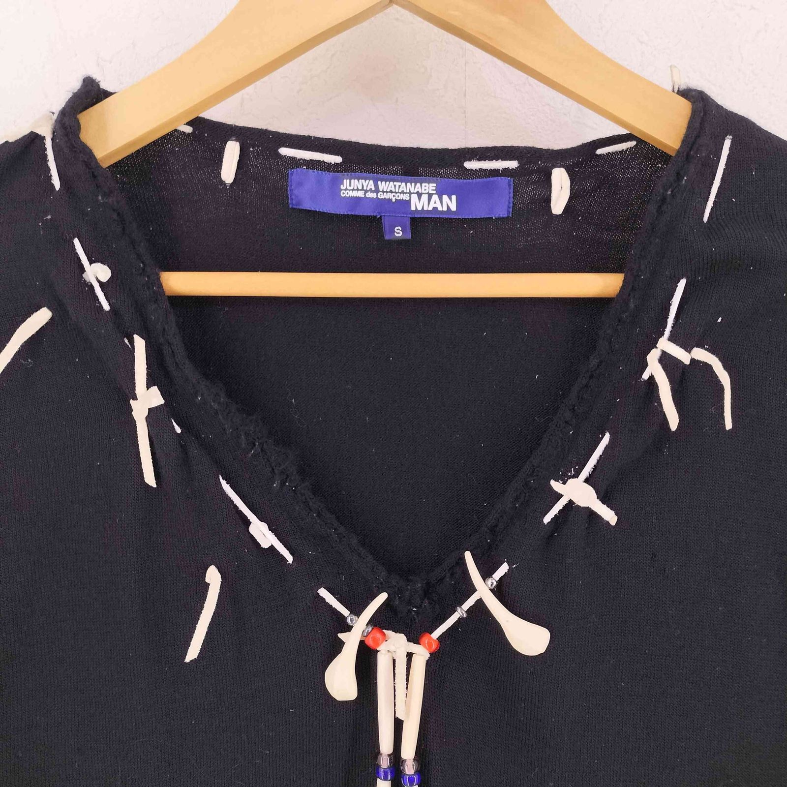 ジュンヤワタナベコムデギャルソンマン JUNYA WATANABE COMME des GARCONS MAN AD2003 AW トライバルネックレス Vネック ロングスリーブニット メンズ S ジュンヤワタナベコムデギャルソンマン JUNYA WATANABE COMME des GARCONS MAN AD2003 AW トライバルネックレス Vネック ロングスリーブニット メンズ S