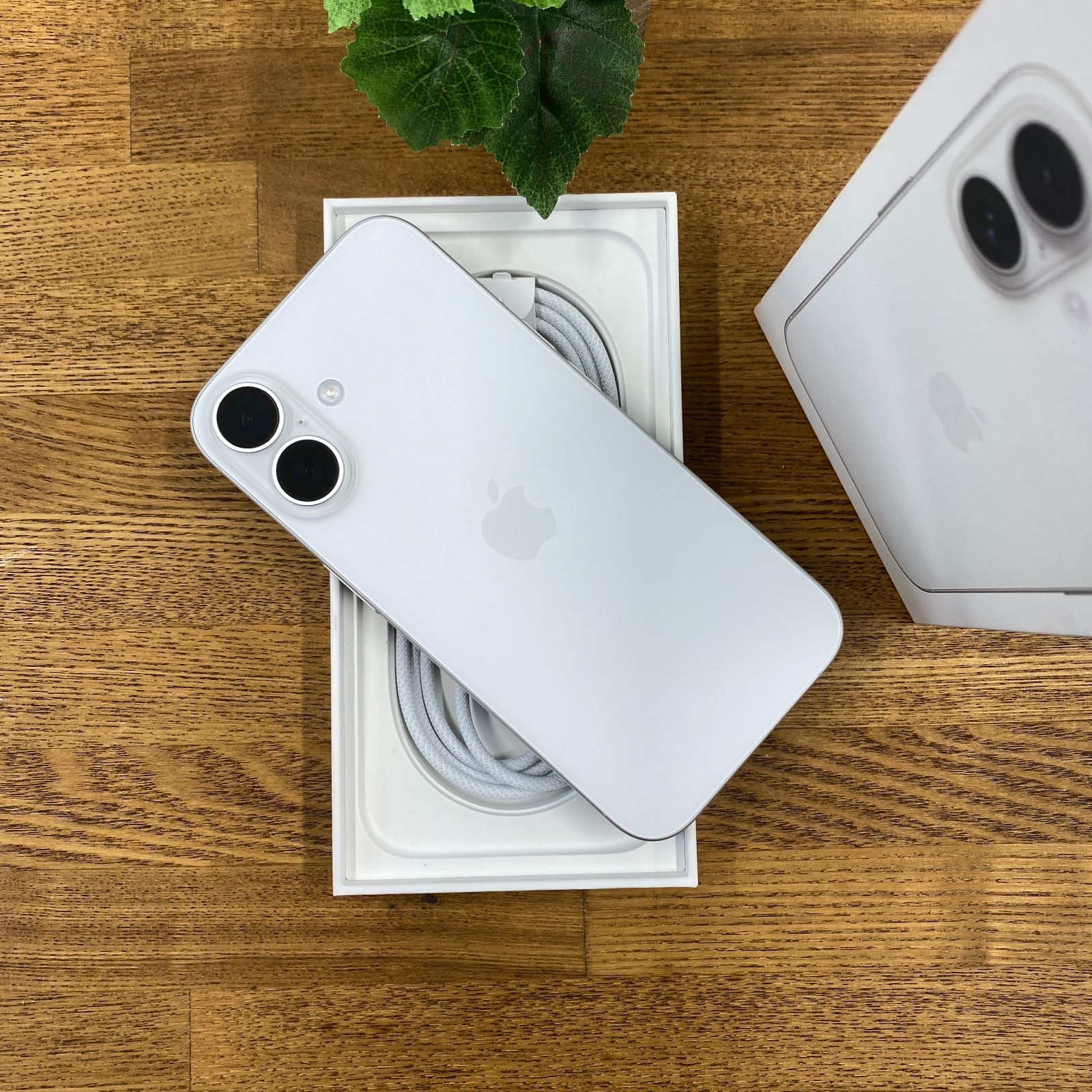 新品同様 iPhone 16 128GB ホワイト 国内版 SIMフリー送料無料