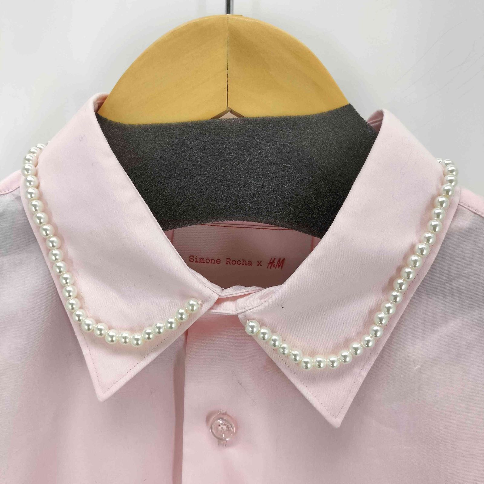 H&amp;M シモーネロシャ　オーバーサイズコットンシャツS 袖の形　襟のパール素敵 シモーネロシャ Simone Rocha 襟パール付き オーバーサイズコットン
