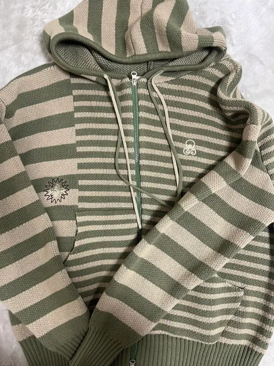 ルナキーフアシメントリー ストライプ ニット フード ジップアップ (KHAKI)