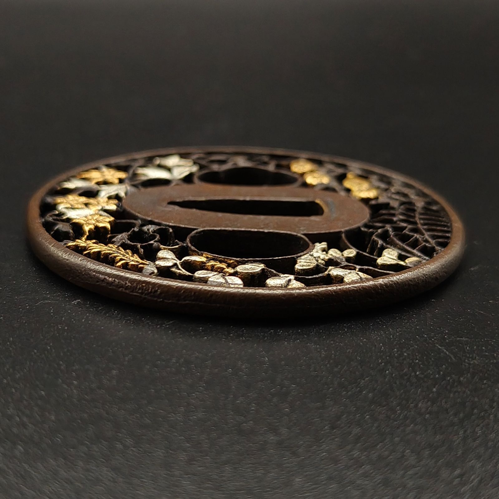 日本刀装具 刀鍔 花図 XG148 銅地 金工 細工 鍔 つば 居合用 刀剣美術