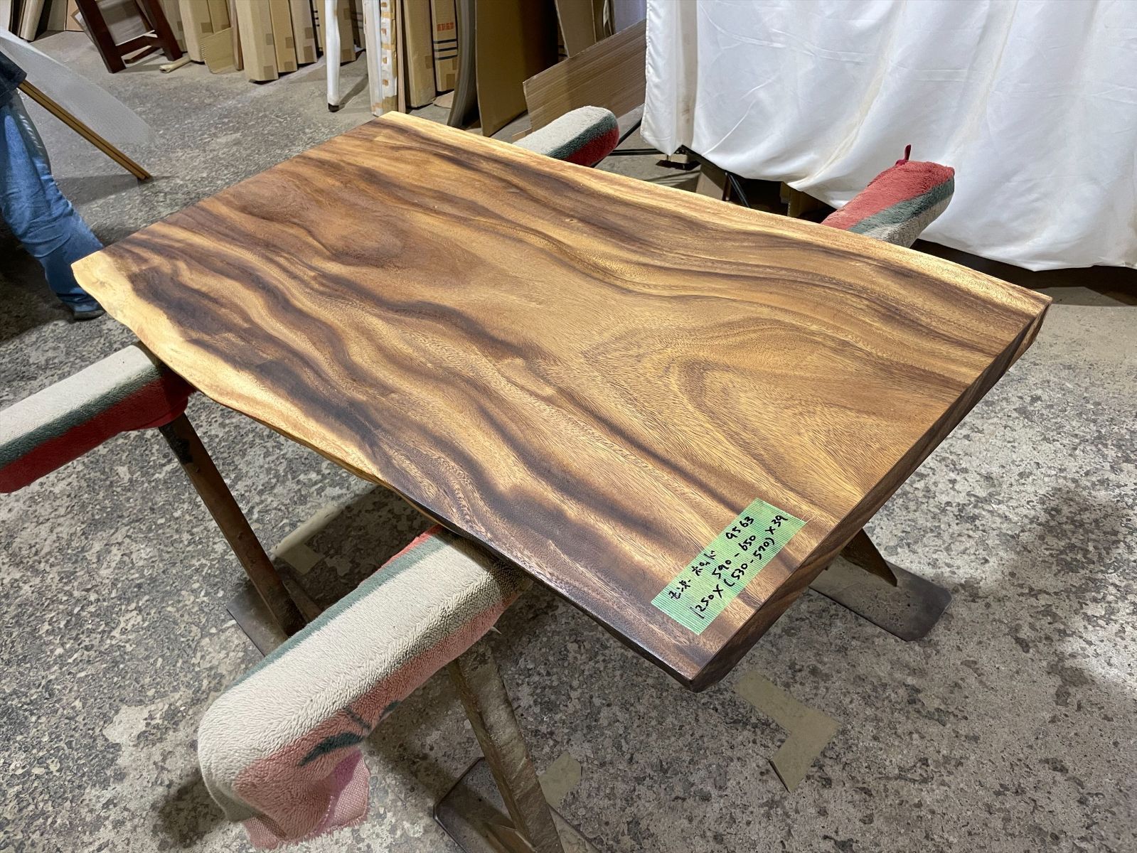 モンキーポッド9563　一枚板無垢 乾燥材　1250ｘ590-650ｘ39mm カウンター　センターテーブル　ダイニングテーブル
