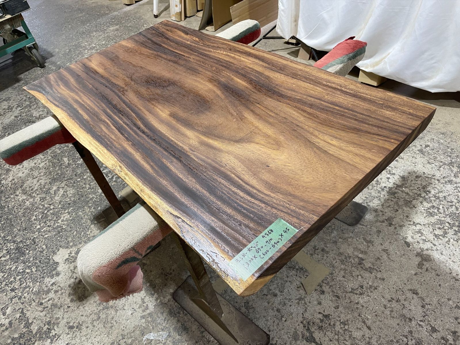 モンキーポッド9568　一枚板無垢 乾燥材　1300ｘ670-710ｘ45mm カウンター　センターテーブル　ダイニングテーブル