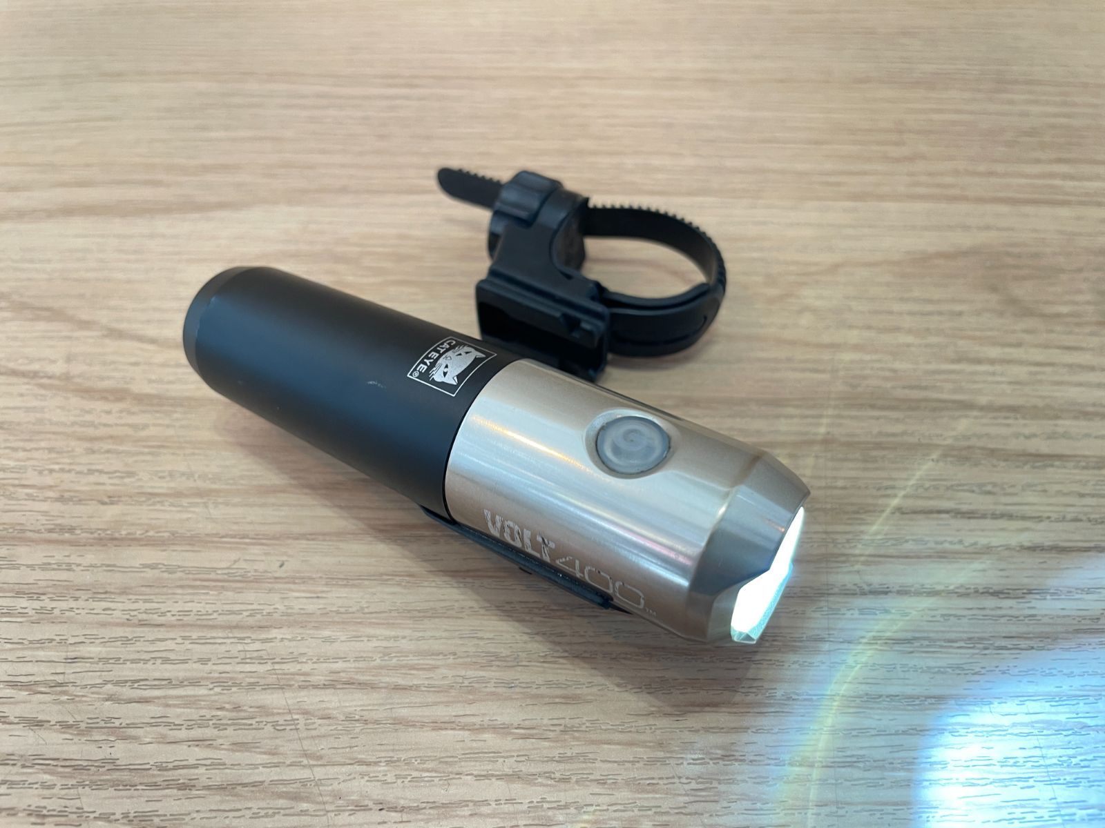 P4410 USEDCAT EYE キャットアイ VOLT400 ボルト フロントライト 充電 