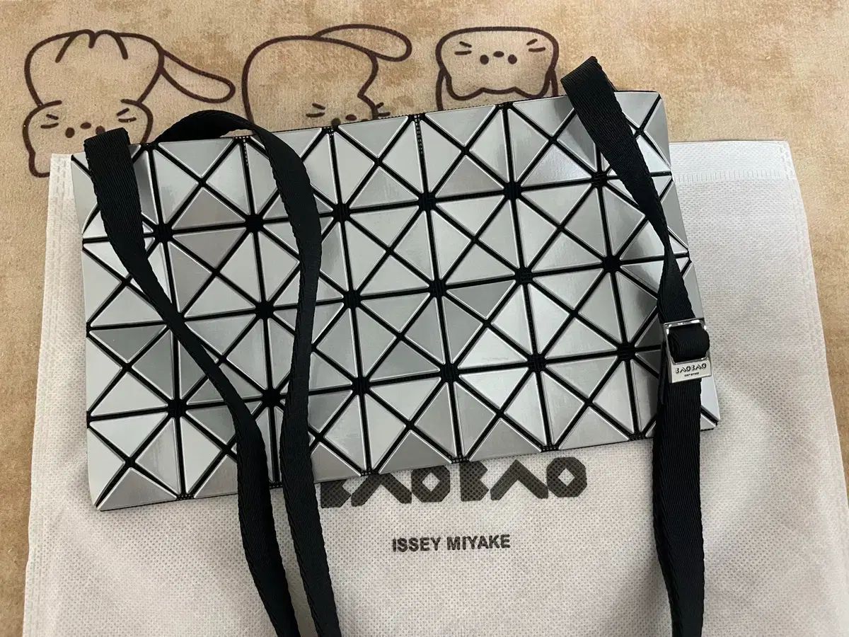 BAO BAO ISSEY MIYAKE バオバオイッセイミヤケ シルバー クロスバック