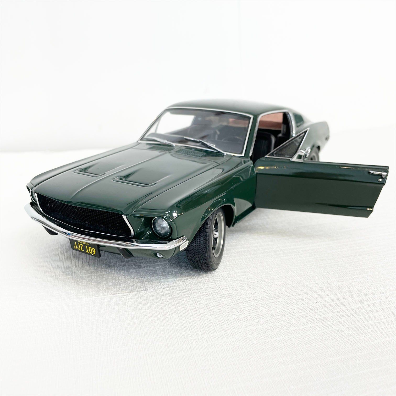 AUTOart製 Ford Mustang GT 390 オートアート 1/18スケール ミニカー