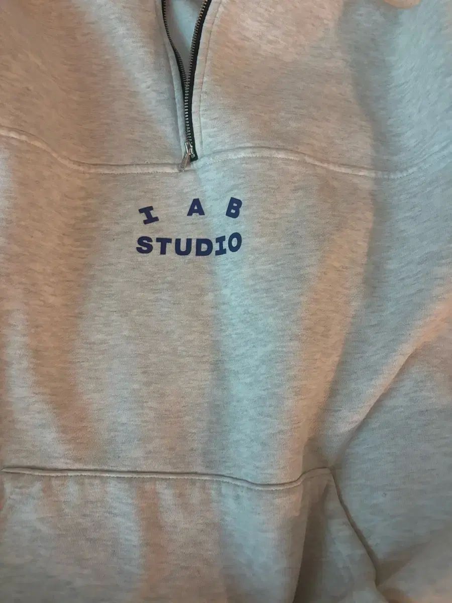 IAB Studio アイエプスタジオ ハーフ ジップ プルオーバー ライト グレー