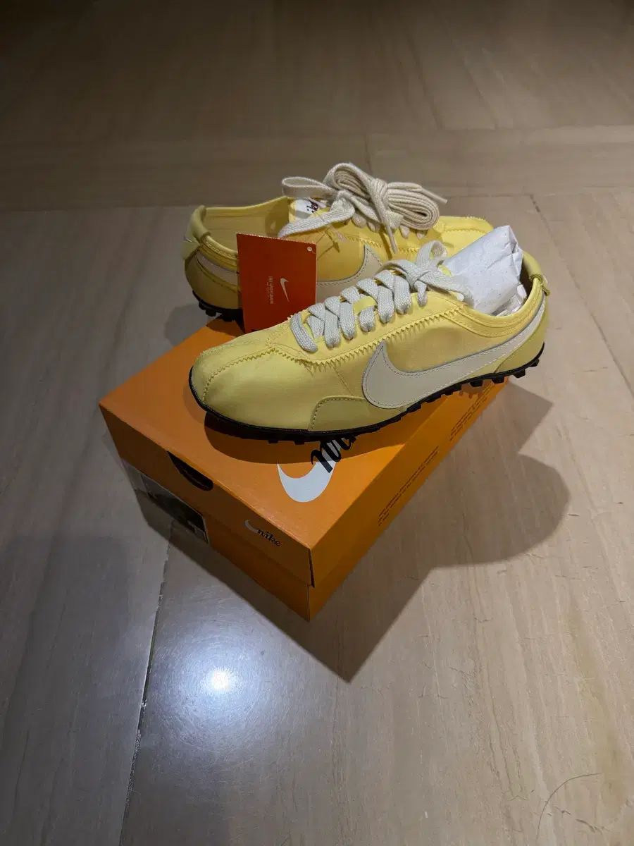 (W) ナイキ ムーン シュー OG ソフト 黄色 ブラック